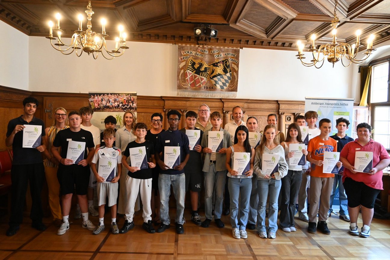 AYH_Verleihung_der_Zeugnisse_Gruppenbild