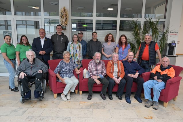 Gruppenbild_zum_Pressetermin_Firmenaktionstag_der_Round_Table_69_Amberg_und_der_Freiwilligenagentur_fuer_Senioren_des_Marienheims