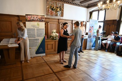Zeugnisuebergabe_durch_Zweite_Buergermeisterin_Birgit_Fruth