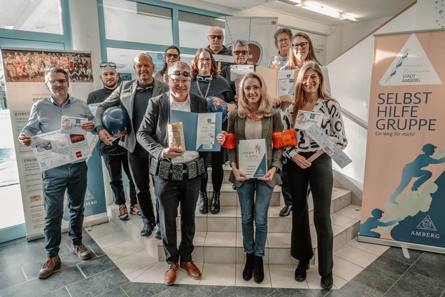 Die Beteiligten von der Stadt Amberg, aus der Freiwilligenagentur, den Stadtwerken und dem Cineplexkino stellten mit Schwimmutensilien und Popkorn im Kurfürstenband die Aktionen rund um den Internationalen Tag des Ehrenamts vor. Foto © Thomas Graml, Stadt Amberg Ehrenamtstag_2025_Foto_Thomas_Graml